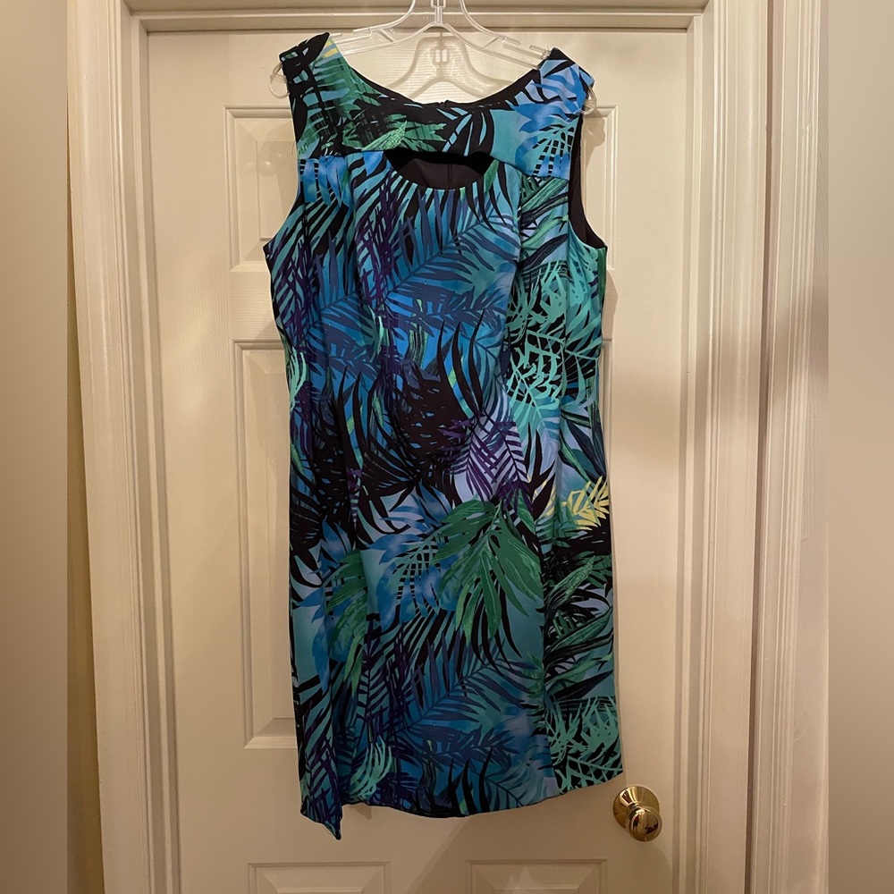 Connected 16W dress with keyhole